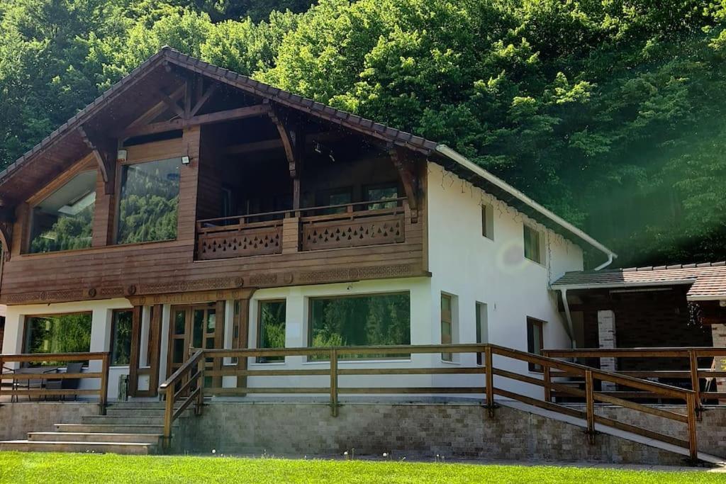 Pensiune Subcrai Cu Centru Spa Zărneşti Extérieur photo